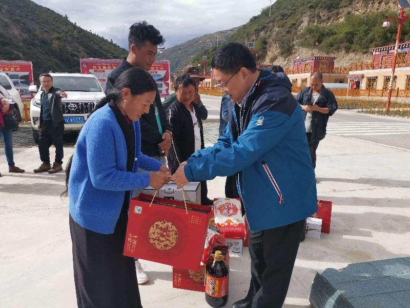 向当地群众发放慰问品_$1601021151548097457.jpg 向当地群众发放慰问品.jpg