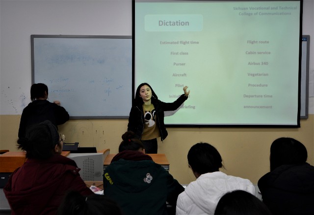 1497604030797766.jpg (2)开学第一课.杜老师在给同学们讲授学习方法doc.jpg